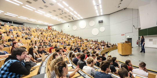 Students sitting in a lecture in the lecture hall.